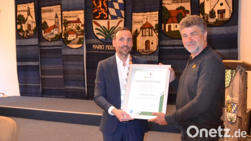 Bürgermeister Armin Bulenda überreichte den bisherigen Marktrat und Zweiten Bürgermeister Bernhard Rom (rechts) unter Beifall die Dankesurkunde. Bild: gi