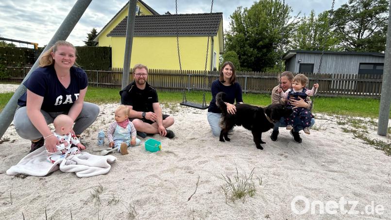 Auf dem Spielplatz in Oberlind ist Betrieb. Die Messerpaint ist Treffpunkt für Groß und Klein. Fünf Babys – allesamt Mädchen – sind im Vohenstraußer Ortsteil in den vergangenen Monaten zur Welt gekommen. Mit einer Nestschaukel wird der Spielplatz im Dorf noch attraktiver für die jungen Oberlinder. Bild: ck
