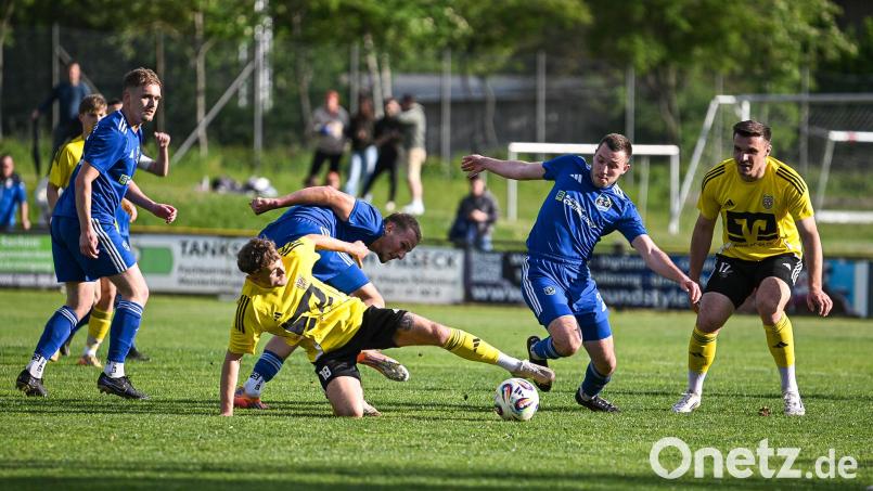 Das Relegations-Rückspiel zwischen dem SV Etzenricht und SV Hahnbach dürfte ein Kampf auf Biegen und Brechen werden. Das Hinspiel hatten die Hahnbacher mit 2:0 gewonnen. Bild: Jonas Loeffler