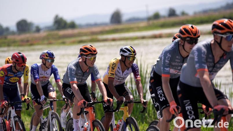 Radprofis auf der 13. Etappe des 109. Giro d'Italia. Bild: Marco Alpozzi/LaPresse via ZUMA Press/dpa