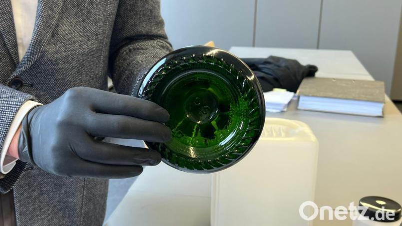 Am 11. Verhandlungstag steht im Champagner-Prozess in Weiden die Flasche, die mit MDMA gefüllt war, im Mittelpunkt. Archivbild: juh