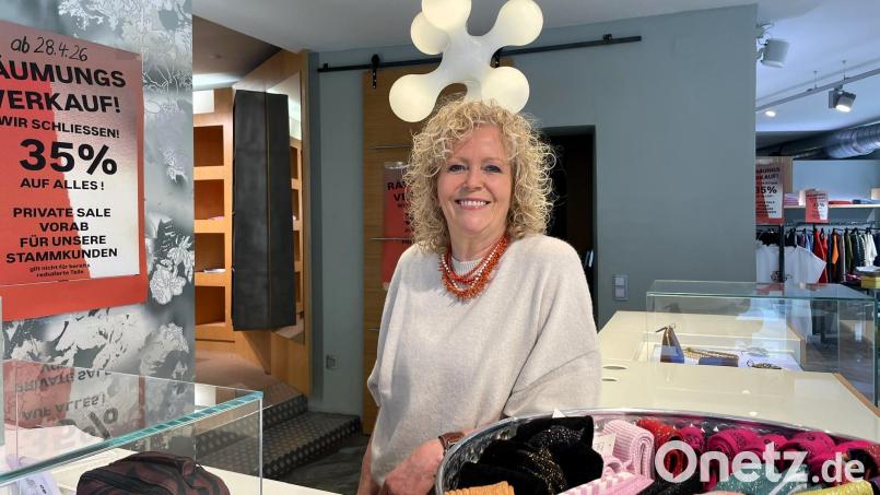 Dieses Bild gehört demnächst der Vergangenheit an: Christiane Lindner, Gründerin und Inhaberin der Boutique "Zeitgeist" hinter ihrer Ladentheke in der Unteren Nabburger Straße Bild: Susanne Schwab