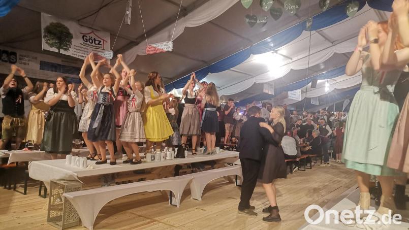 Partystimmung herrschte im gesamten Festzelt, besonders bei den Festdamen und Festmädchen, zur Musik der Kapelle Josef Menzl. Bild: amö