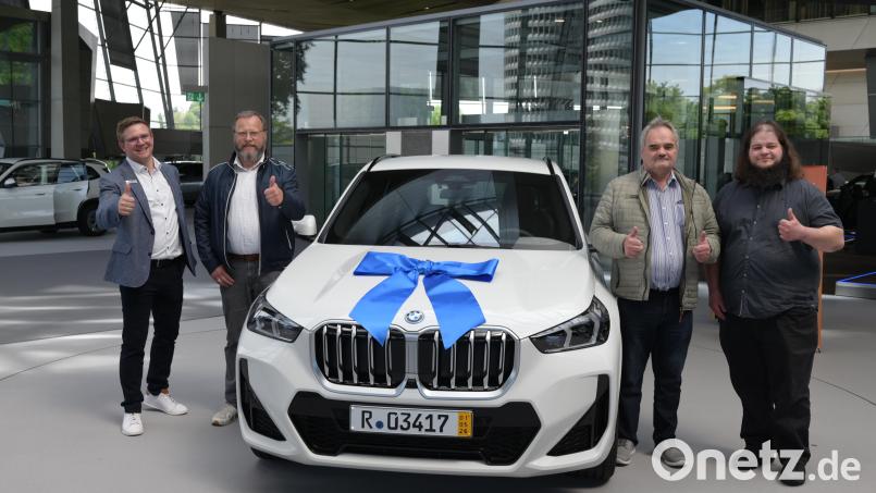 Christian Homeier vom Gewinnsparverein Bayern (von links) und Firmenkundenberater Michael Lehner von der Raiffeisenbank Auerbach-Freihung übergeben den BMW an Gewinner Herbert Gößwein und seinen Sohn Tobias Gößwein. Bild: Joachim Busch