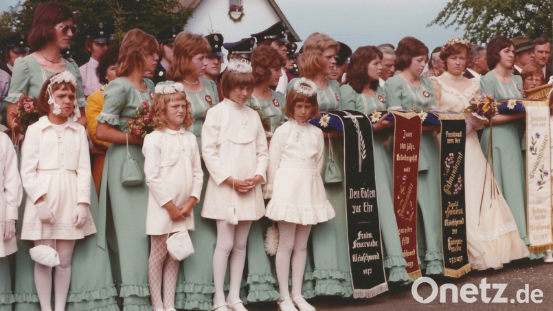 Festdamen und Festmädchen beim 100-jährigen Gründungsjubiläum 1975. Bild: Archiv FFW Kleinschwand