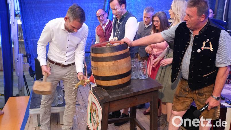 Einige Spritzer gibt es beim Festbier-Anstich durch den neuen Amberger Oberbürgermeister Michael Fritz. Aber dann fließt der Gerstensaft. Bild: gsp