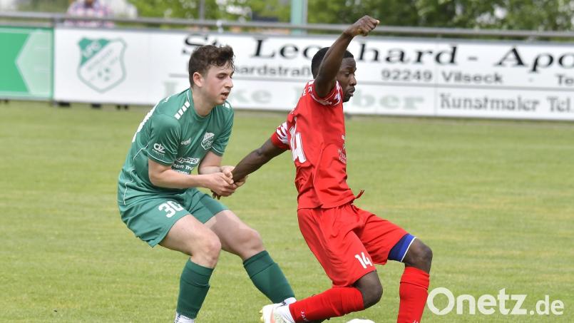 Daouda Barry (rechts) brachte den SV Inter Bergsteig gegen Prüfening in Führung. Bild: Hubert Ziegler