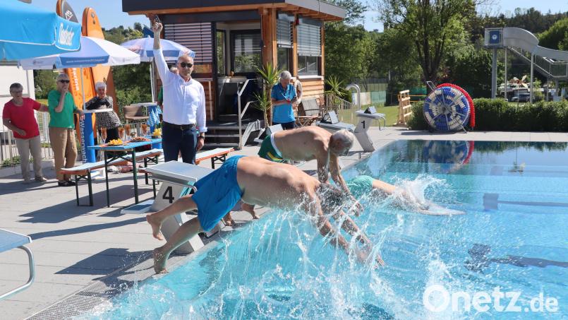 Startschuss durch Bürgermeister Erwin Geitner für die Badesaison im Freibad Rieden 2026. Bild: mrr