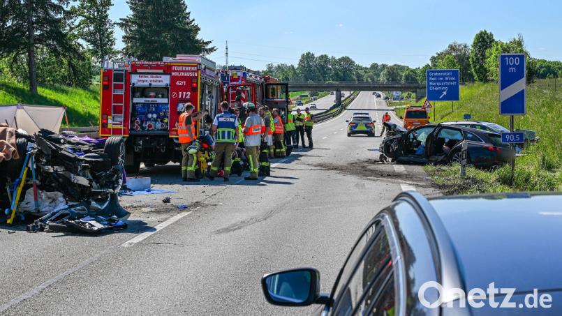 Die Polizei hat die A8 Richtung München nach einem schweren Verkehrsunfall mit einem Toten gesperrt. (Symbolbild) Bild: Markus Steinberger/ EinsatzReport24 /dpa