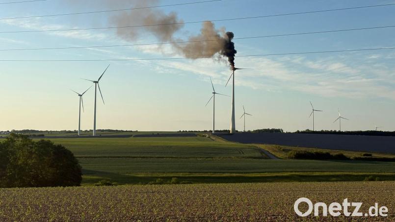Schwarzer Rauch ging vom Windrad an der A7 aus. Bild: Pascal Höfig/NEWS5/dpa