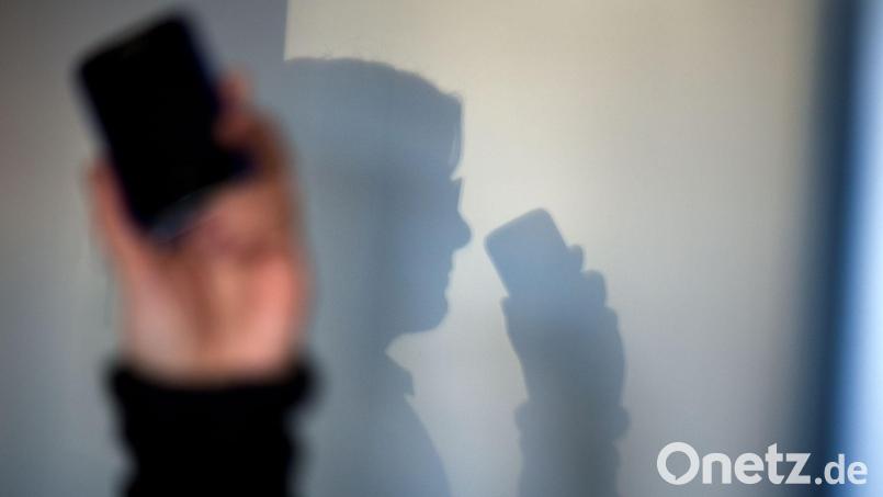 Das Ehepaar fiel schließlich auf die Telefonbetrüger herein. (Symbolbild) Bild: Arno Burgi/dpa-Zentralbild/dpa