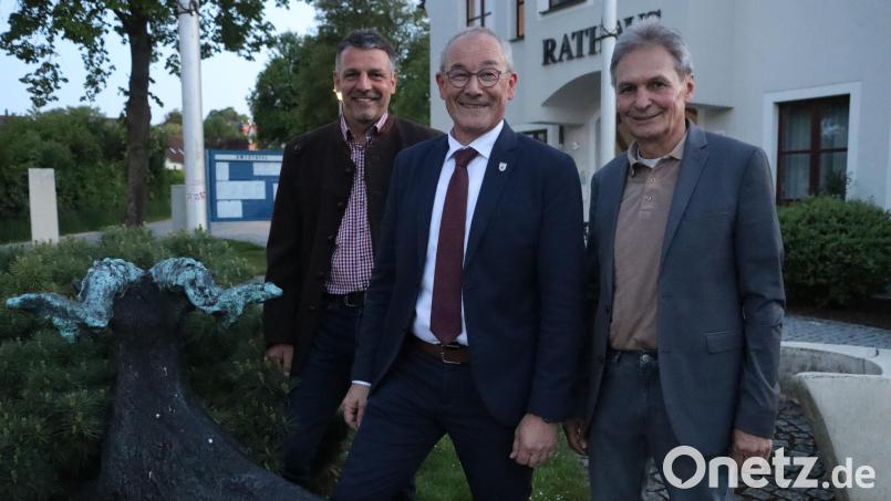 Bürgermeister Erwin Geitner (Mitte) zusammen mit seinen beiden Stellvertretern, Dritter Bürgermeister Jürgen Färber (links) und Zweiter Bürgermeister Josef Weinfurtner (rechts). Bild: mrr
