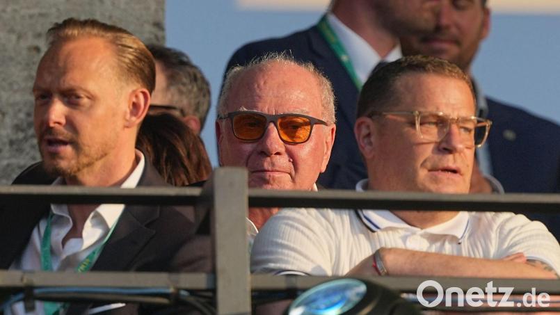 Max Eberl (r) verfolgt das Pokalfinale auf der Tribüne. Links hinter ihm Ehrenpräsident Uli Hoeneß. Bild: Michael Kappeler/dpa