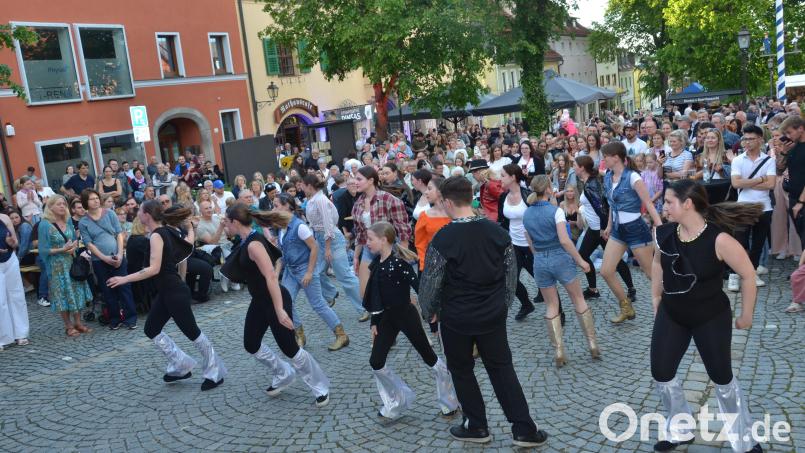 Gleich zu Beginn sorgte der Vohenstraußer Faschingsverein mit einer erneuten Aufführung seines diesjährigen Showprogramms für Begeisterung. Bild: dob