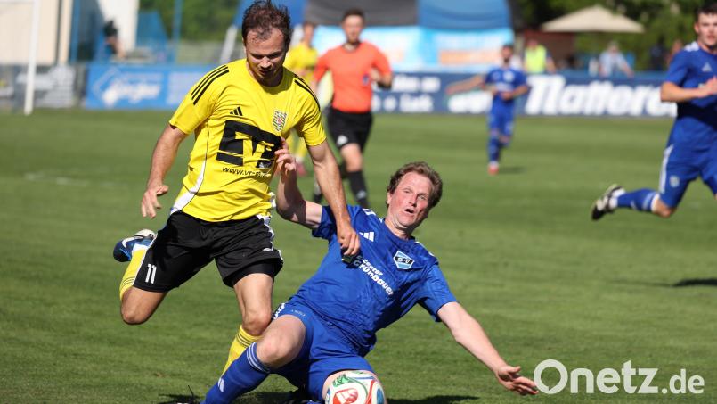 Diese Szene führte zum Elfmeter für Hahnbach: SVE-Spielertrainer Andreas Wendl foulte den Hahnbacher Kilian Heldmann. Der gefoulte Spieler verschoss jedoch den Strafstoß. Bild: DIETER JAESCHKE