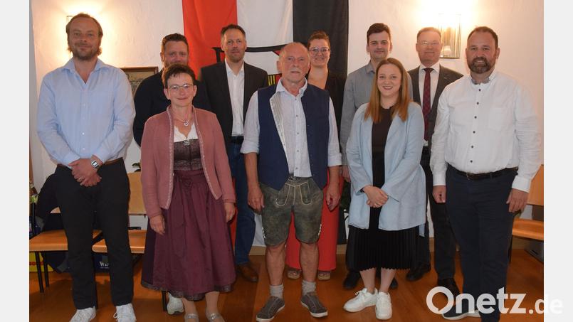 Neun neue Mitglieder wurden bei der konstituierenden Sitzung im Hohenburger Marktgemeinderat vereidigt (von links): Benjamin Siegert, Tanja Sperl, Bastian Windisch, Stefan Irlbacher, Georg Kölbl, Anna-Lena Fruth, Carolin Windisch, Martin Inselsberger, Florian Junkes und Bürgermeister Robert Jung. Bild: bö