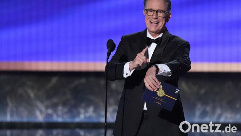 Der US-Comedian meldet sich nur 24 Stunden nach seinem Aus bei CBS mit Komik, Tragik und auch kleinen Spitzen aus einer Lokalshow zurück. Bild: Chris Pizzello/Invision/AP/dpa
