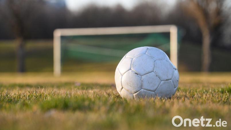 Nach einem Foul geriet die Situation auf dem Fußballplatz in Rosenheim aus dem Ruder. (Symbolbild) Bild: Tobias Hase/dpa