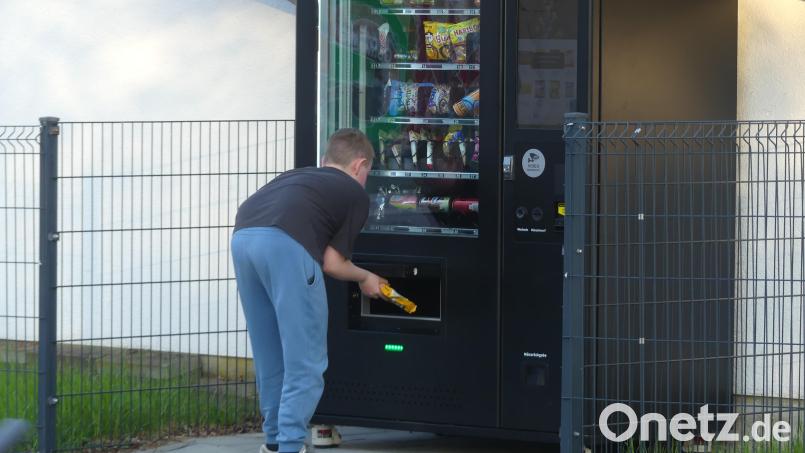 Eltern der Markus-Gottwalt-Schule reagieren negativ über einen Süßigkeiten- und Getränkeautomaten gegenüber dem Haupteingang der Schule. Der Förderverein der MGS hatte der Schule erst vor Kurzem einen variablen Trinkwasserspender gesponsert. Bild: rn