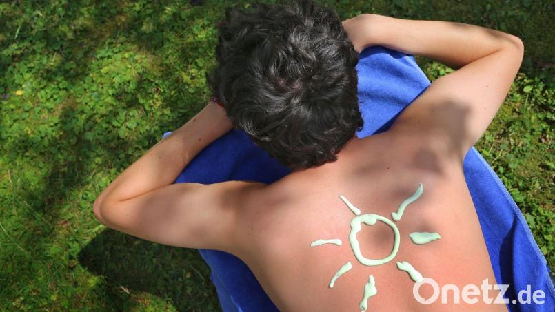 Am Pfingstwochenende soll es heiß werden in Bayern. Wer baden geht, sollte die Sonnencreme nicht vergessen. (Symbolbild) Bild: Karl-Josef Hildenbrand/dpa/dpa-tmn