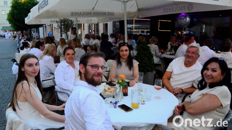 Die "Weiße Nacht" war ein voller Erfolg in der Weidener Innenstadt. Viele der Besucher kamen selbst in Weiß. Bild: Kunz