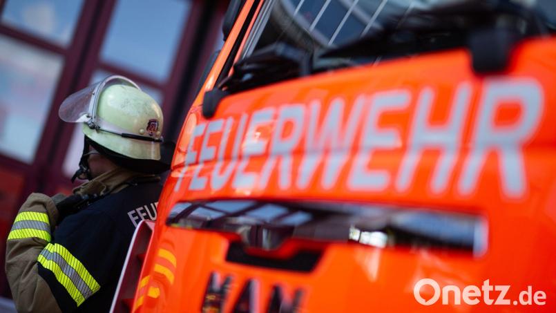 Ein Feuerwehrmann wird bei den Löscharbeiten leicht verletzt. (Symbolbild) Bild: Marijan Murat/dpa