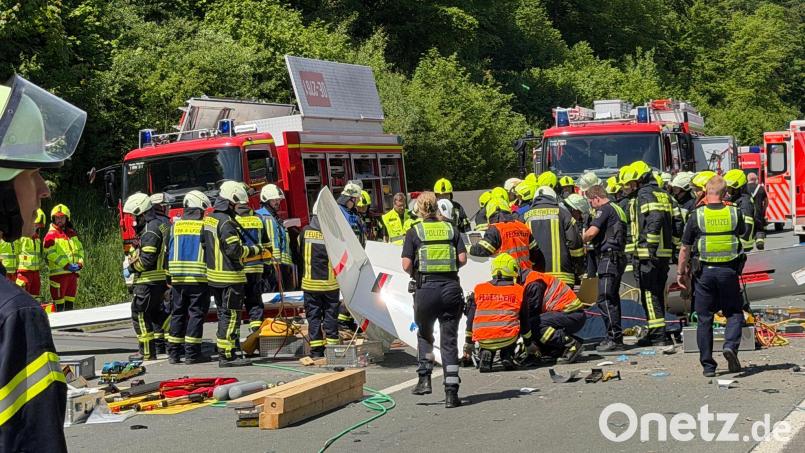 Rettungsdienste und Polizei arbeiten an der Unfallstelle, nachdem ein Segelflugzeug auf die A45 gestürzt ist. Bild: Berthold Stamm/dpa