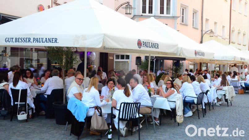 Die "Weiße Nacht" lockte zahlreiche Besucher in die Innenstadt. Bild: Kunz