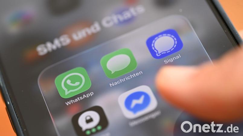 Was tun - eine SMS schicken oder doch lieber einen Chatdienst nutzen? Bild: Wolf von Dewitz/dpa