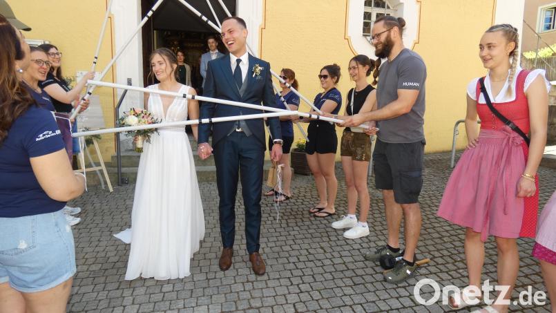 Ein langes Spalier von sieben Vereinen erwartete das Brautpaar nach der Trauung Bild: hdk