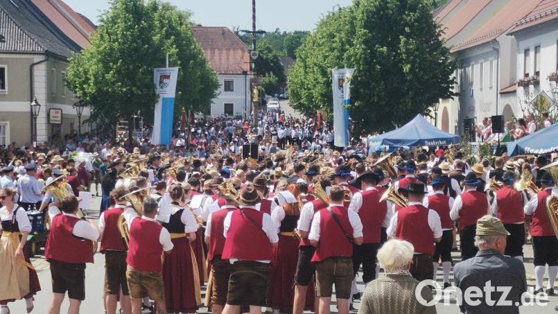 Der Marktplatz war beim Heimatfest in Winklarn voll. Bild: amö
