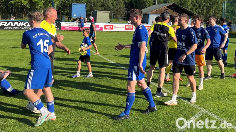 Geschafft, aber glücklich: Die Spieler des SV Etzenricht stehen nach dem Sieg im Elfmeterschießen über den SV Hahnbach in der 2. Relegations-Runde. Bild: A. Schwarzmeier