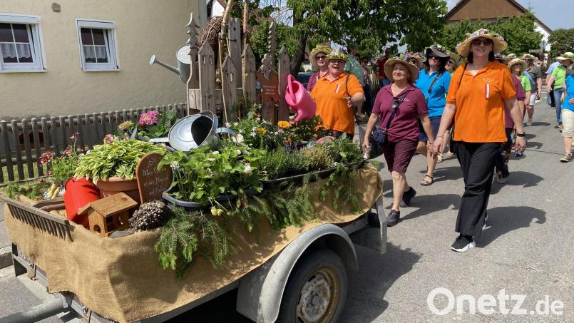 Der Gartenbauverein Neusath gratulierte den Diendorfer Freunden mit einem bunten Gruß. Bild: aub