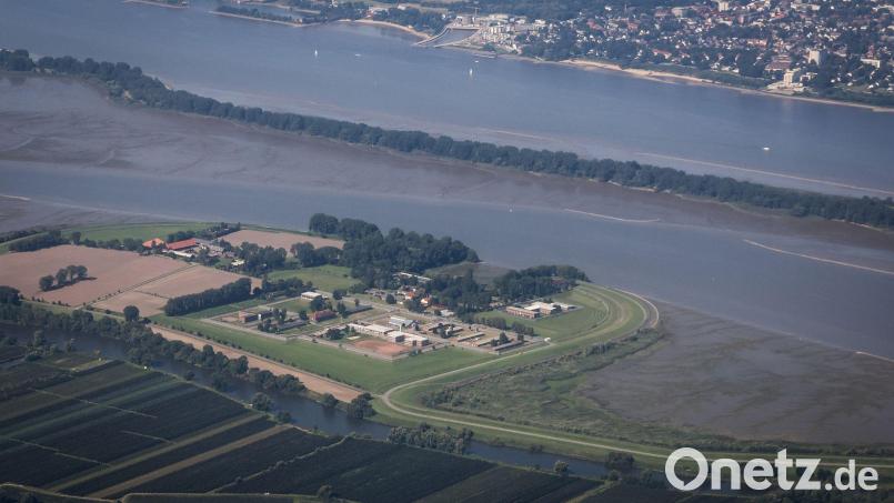 Das Jugendgefängnis Hahnöfersand liegt auf der gleichnamigen Elbinsel zwischen Hamburg und Niedersachsen. (Archivbild) Bild: Christian Charisius/dpa
