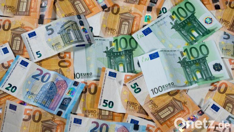 Die Stadt Amberg gibt zu viel Geld aus – auch für den laufenden Betrieb. Es wir Einschnitte geben müssen, die für jeden sichtbar werden. Symbolbild: Jens Büttner/dpa/exb