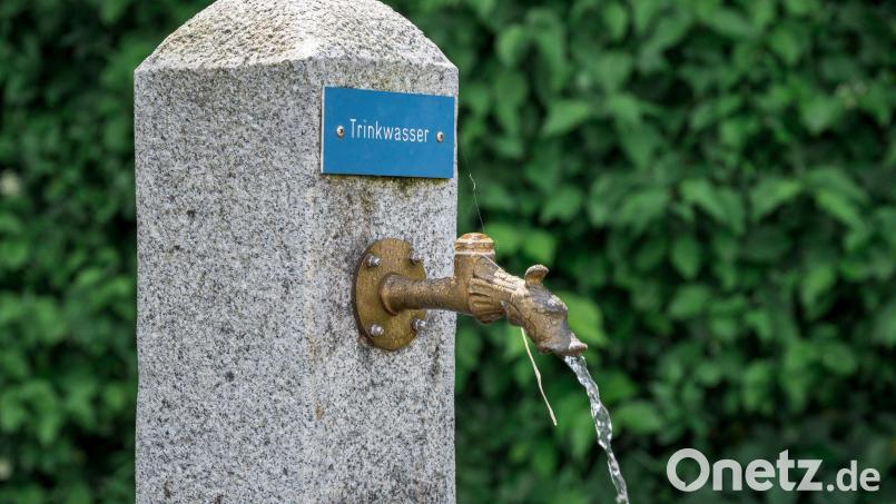 Auch ein simpler Trinkwasserbrunnen kann an heißen Tagen schon Linderung bieten. (Symbolfoto) Bild: Daniel Vogl/dpa