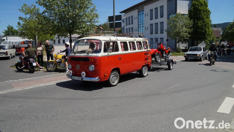 Ein "Bulli" mit rot-weiß-karierten Vorhängen ließ die herzen der Campingfreunde höher schlagen Bild: wel