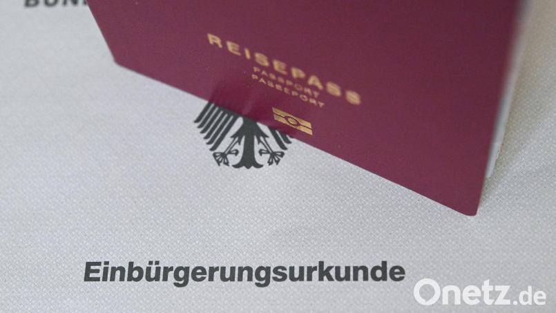 Die Zahl der Einbürgerungen ist zuletzt gestiegen. (Symbolbild) Bild: Marijan Murat/dpa