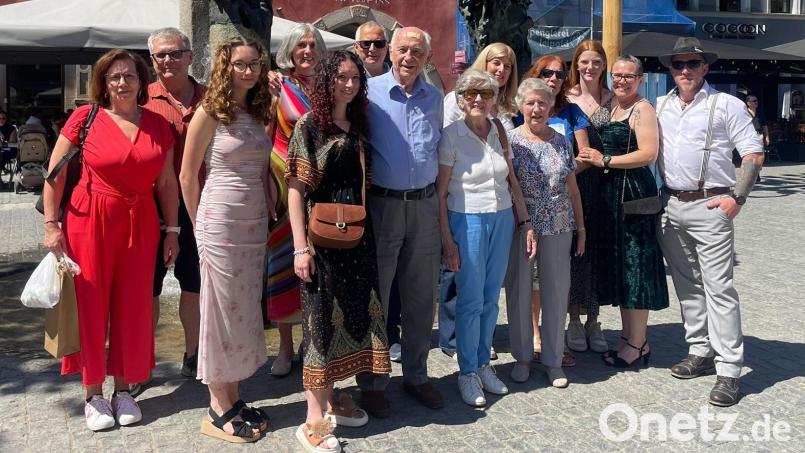 Sie hat sich ihren Optimismus und ihre Lebensfreude bewahrt: Karin Bösl ( Dritte von rechts) mit Angehörigen. Bild: Siegfried Bock
