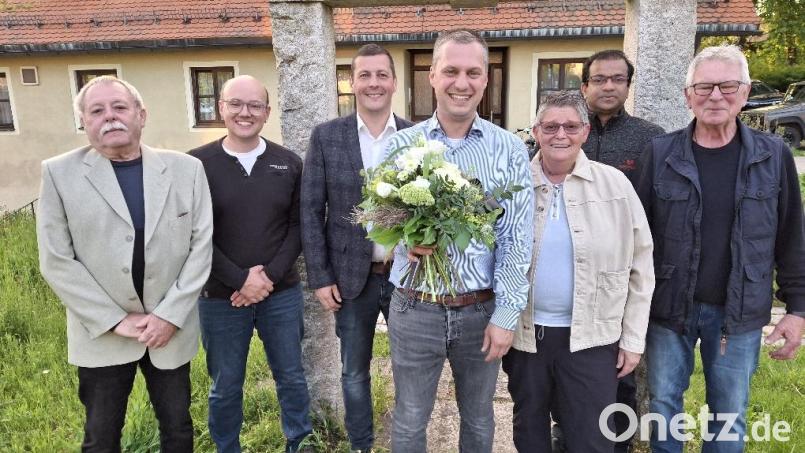 Das Bild zeigt vorne in der Mitte den scheidenden Bürgermeister Wolfgang Söllner mit Judith Zaus (Vorsitzende der Vereinsvorständeversammlung). Hintere Reihe von links: Bernd Petter (Kirchenverwaltung), Kirchenpfleger Stefan Kausler, Bürgermeister Johannes Prechtl, Pater Anish George und Hubert Becher (Kirchenverwaltung). Bild: soj