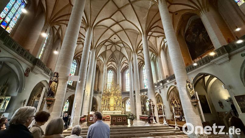 Nach dem Schlusssegen begann das "Blütenwunder". Rosenblüten regneten in der Basilika St. Martin in Amberg auf die Kirchenbesucher herab. Bild: upl