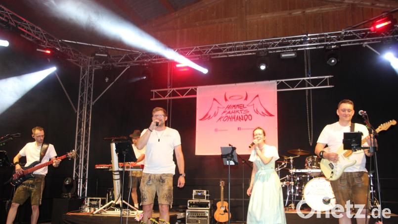Die Partyband "Himmelfahrtskommando" auf der Bühne in Escheldorf in Action. Bild: Konrad Rosner