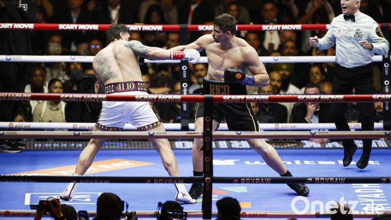 Rico Verhoeven im Kampf gegen Oleksandr Usyk an den Pyramiden von Gizeh. Bild: Koen Van Weel/ANP/dpa