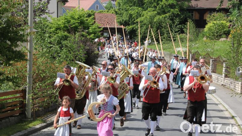 Angeführt von der Blaskapelle Reuth, dahinter die Alphornbläser, zogen die Musikkapellen in die Festhalle nach Escheldorf. Bild: Konrad Rosner