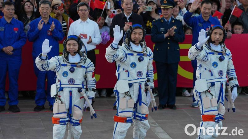 Die Crew soll auf der Raumstation die derzeitige Besatzung ablösen. Bild: Ng Han Guan/AP/dpa