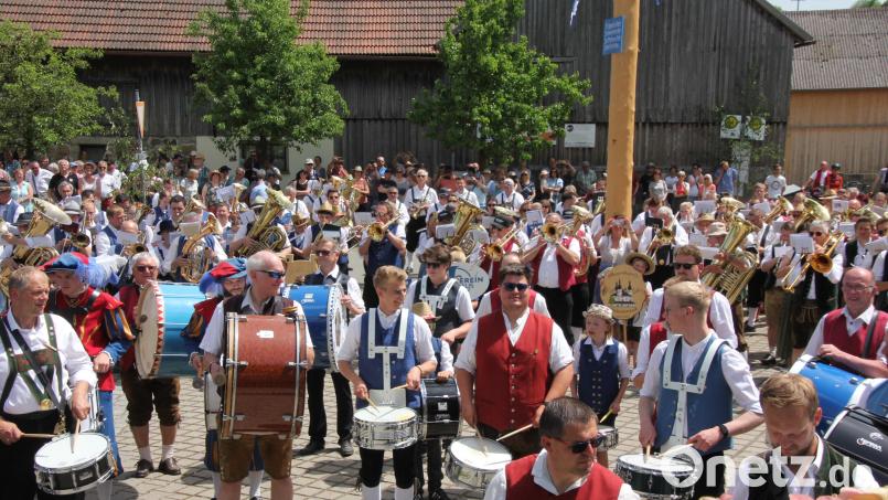 Ein imposantes Bild: der Gemeinschaftschor, bestehend aus 14 Blaskapellen, stellt sich auf. Bild: Konrad Rosner