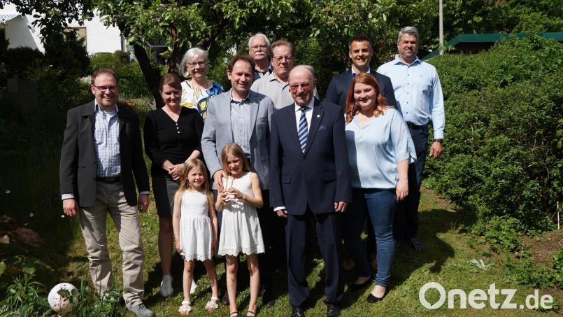 Paulinus Lesser (vorne Mitte) feierte seinen 80. Geburtstag inmitten seiner drei Kinder, zwei Enkeltöchter und Freunden aus Vereinen und der Pfarrgemeinde. Auch Bürgermeister Rudolf Teplitzky (Zweiter von rechts) überbrachte Glückwünsche. Bild: wel