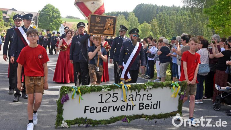 Die Feuerwehr Beidl feierte über Pfingsten das 125-jährige Gründungsfest. Beim Festzug waren 92 Nummern vergeben. Bild: Gebert