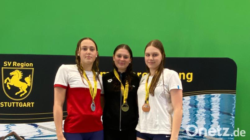 Die Weidener Schwimmerin Charlotte Güll (Mitte) wurde über die 100 Meter Brust süddeutsche Meisterin bei den Juniorinnen. Bild: Dehling