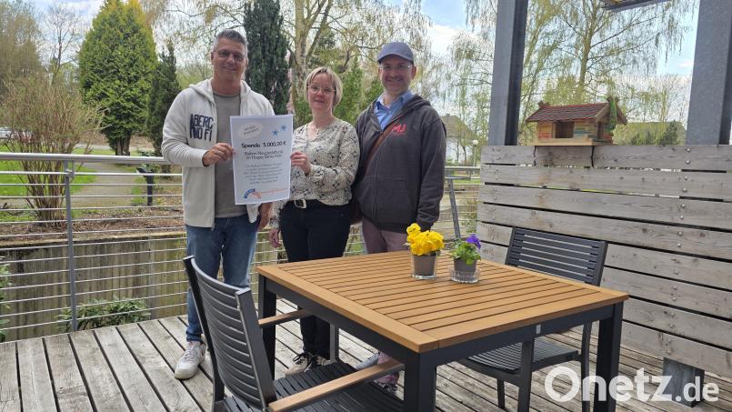 Andreas Hruschka, Susanne Wagner und Stefan Bäumler mit den neuen Balkonmöbeln. Bild: Marc Braun